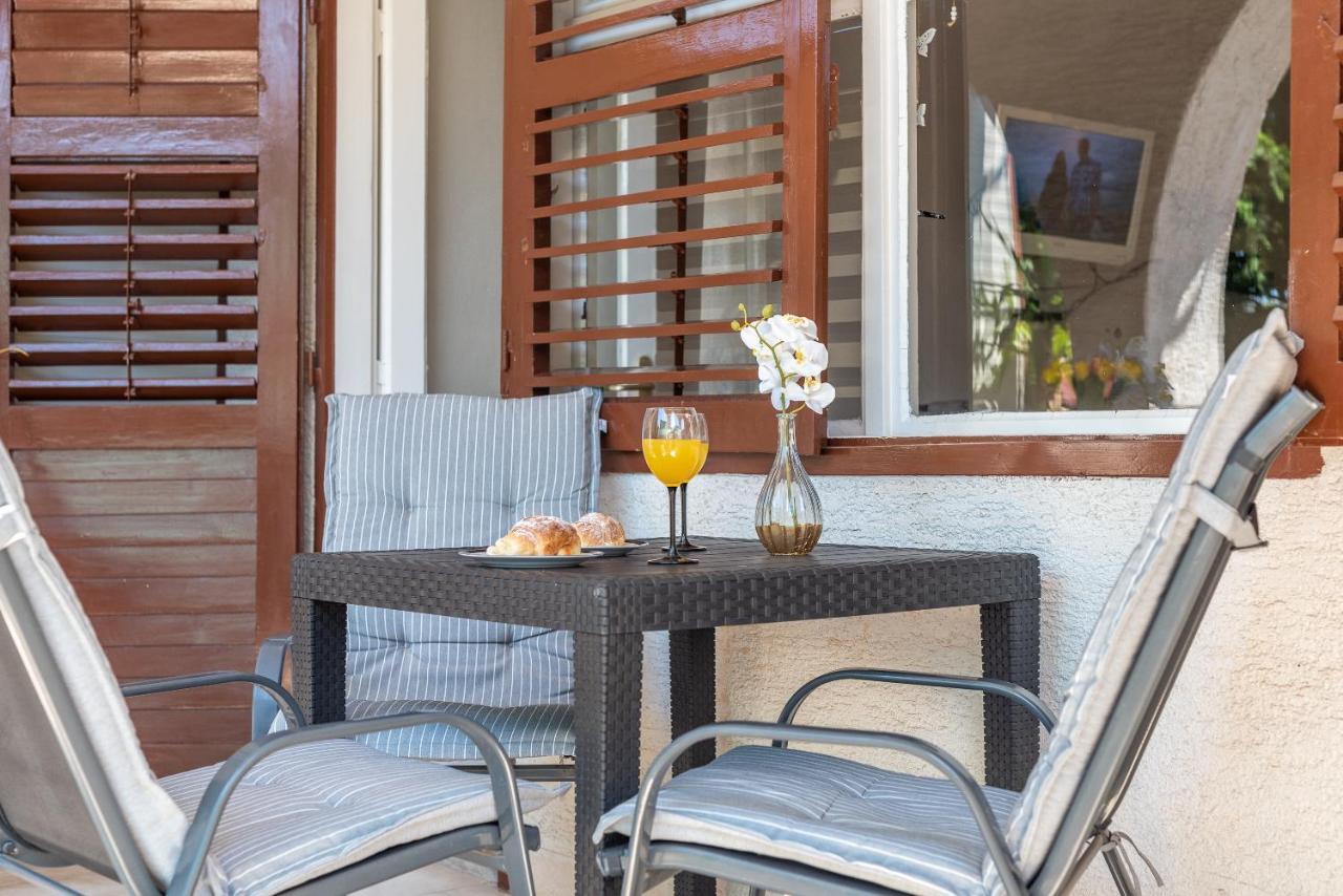 Apartments Villa Mirella 20 M From The Sea - Free Parking Trogir Exterior foto