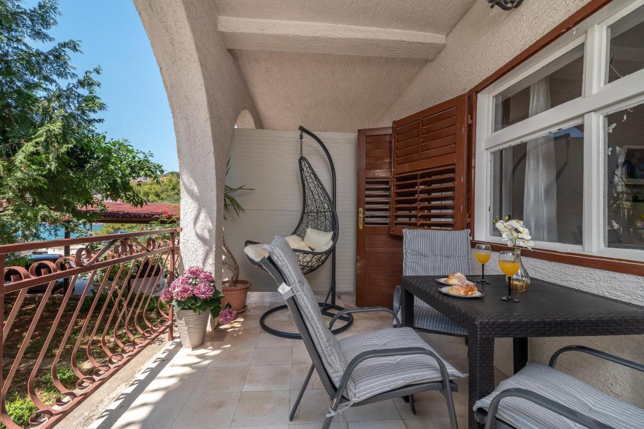 Apartments Villa Mirella 20 M From The Sea - Free Parking Trogir Exterior foto