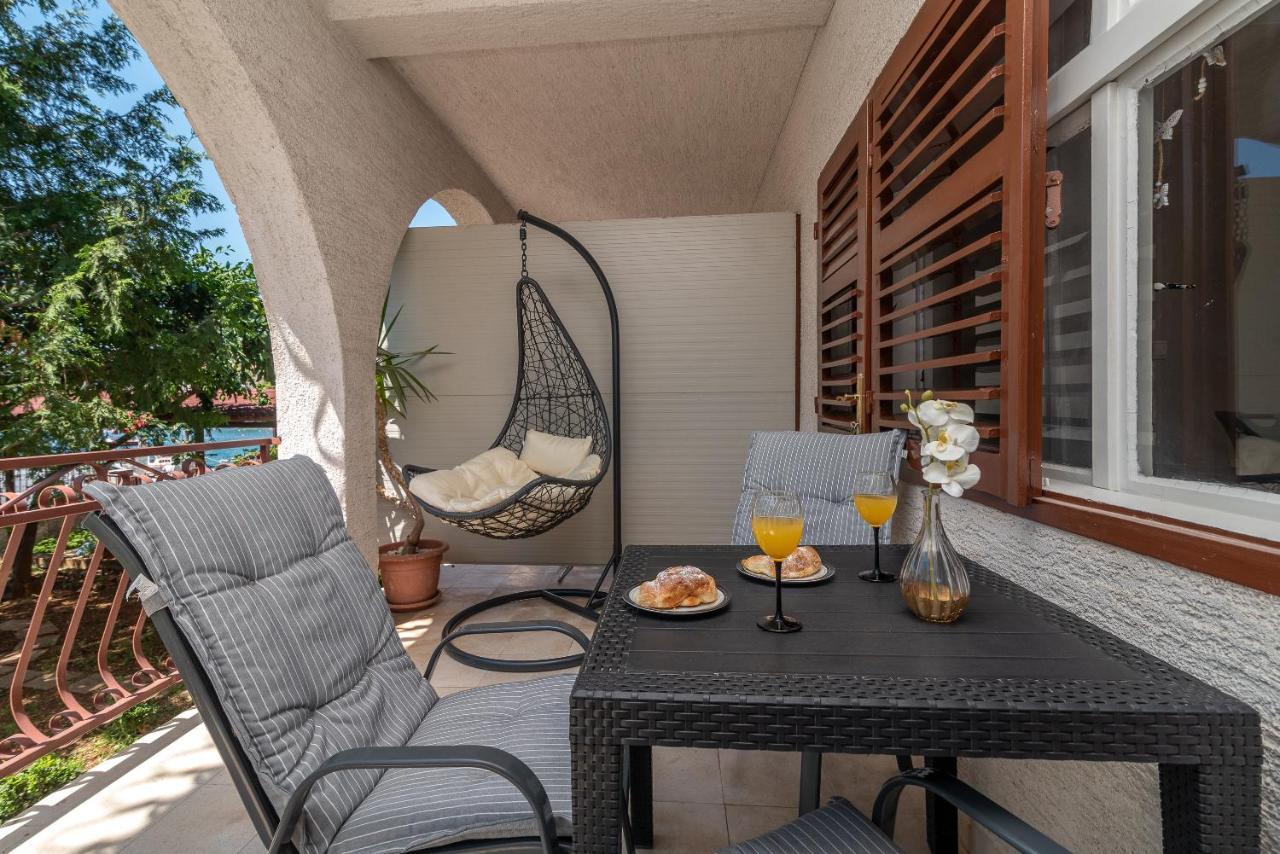 Apartments Villa Mirella 20 M From The Sea - Free Parking Trogir Exterior foto