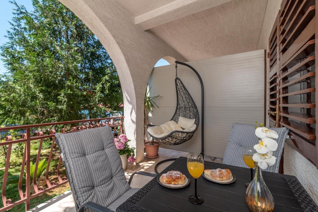 Apartments Villa Mirella 20 M From The Sea - Free Parking Trogir Exterior foto