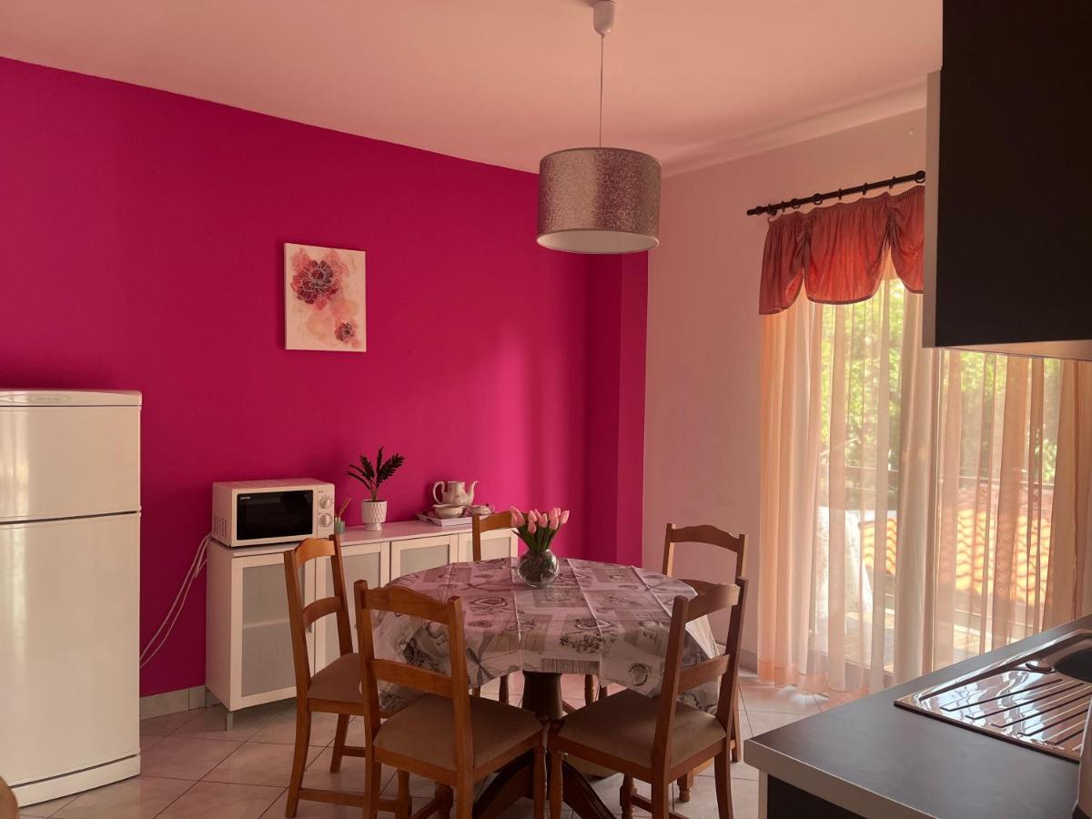 Apartments Villa Mirella 20 M From The Sea - Free Parking Trogir Exterior foto
