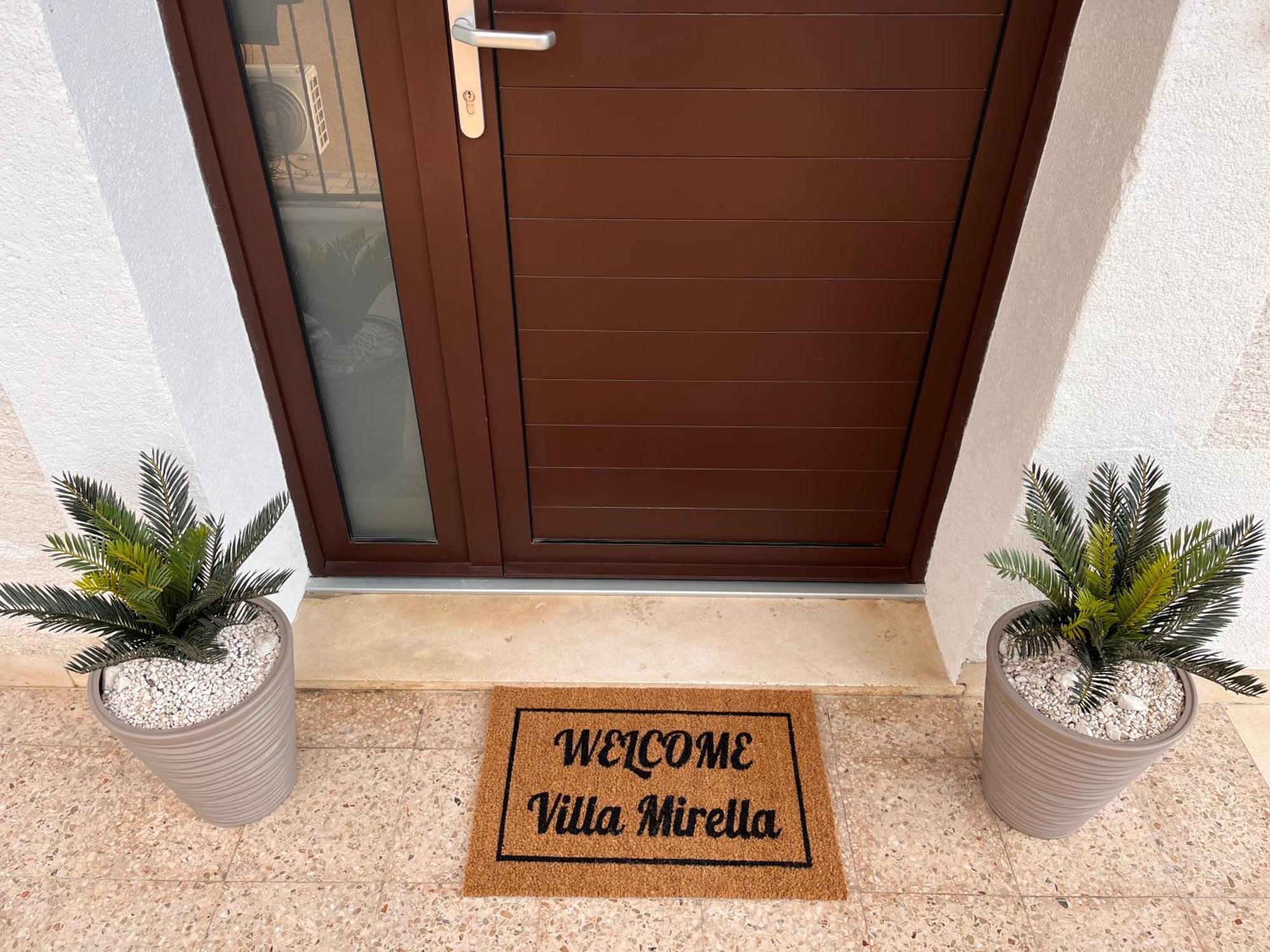 Apartments Villa Mirella 20 M From The Sea - Free Parking Trogir Exterior foto