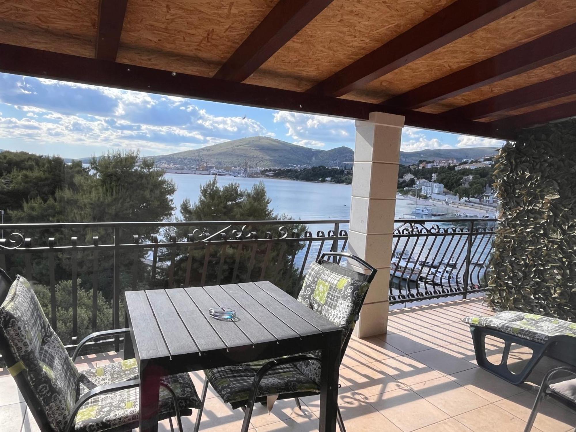 Apartments Villa Mirella 20 M From The Sea - Free Parking Trogir Exterior foto