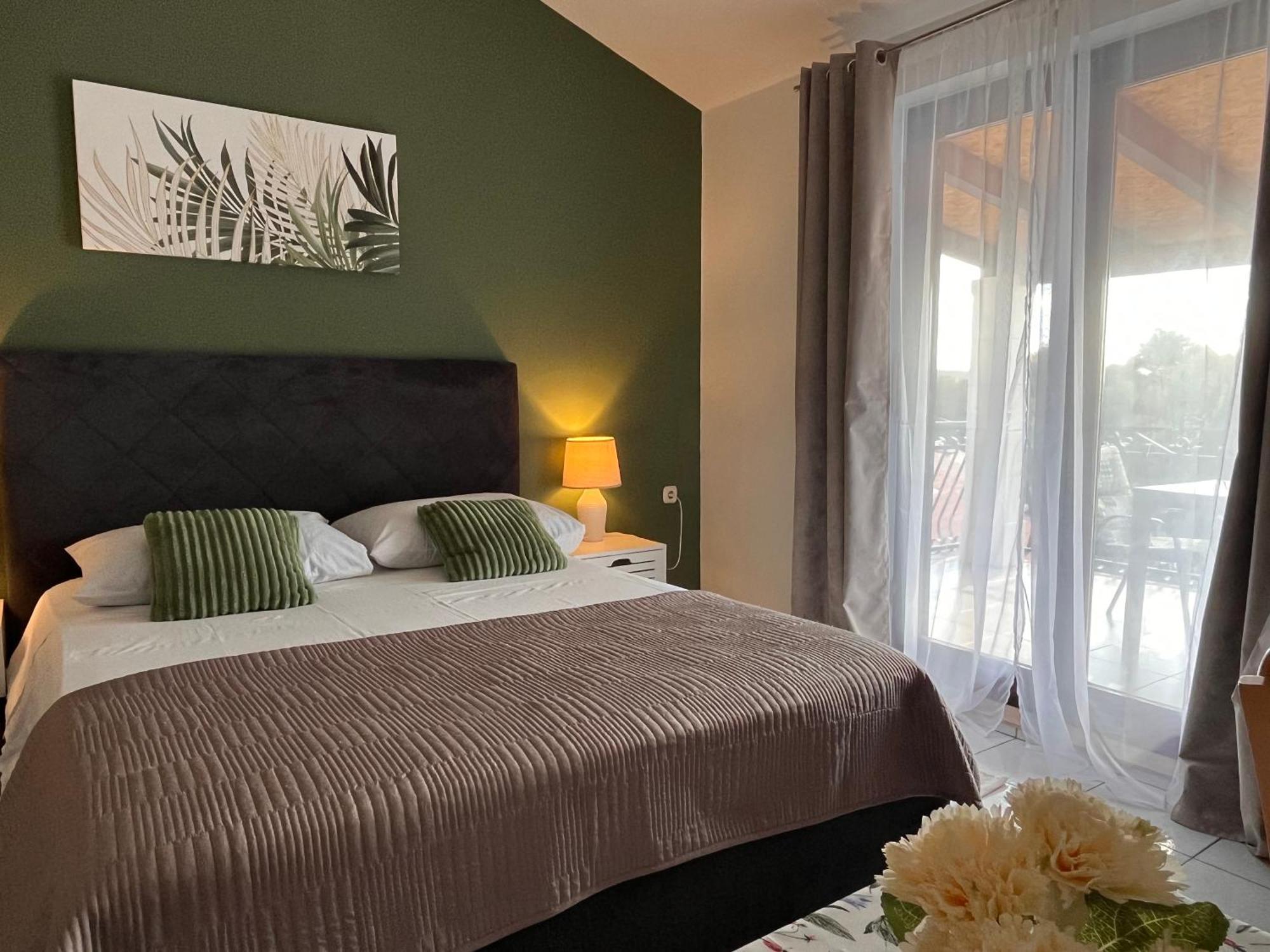Apartments Villa Mirella 20 M From The Sea - Free Parking Trogir Exterior foto