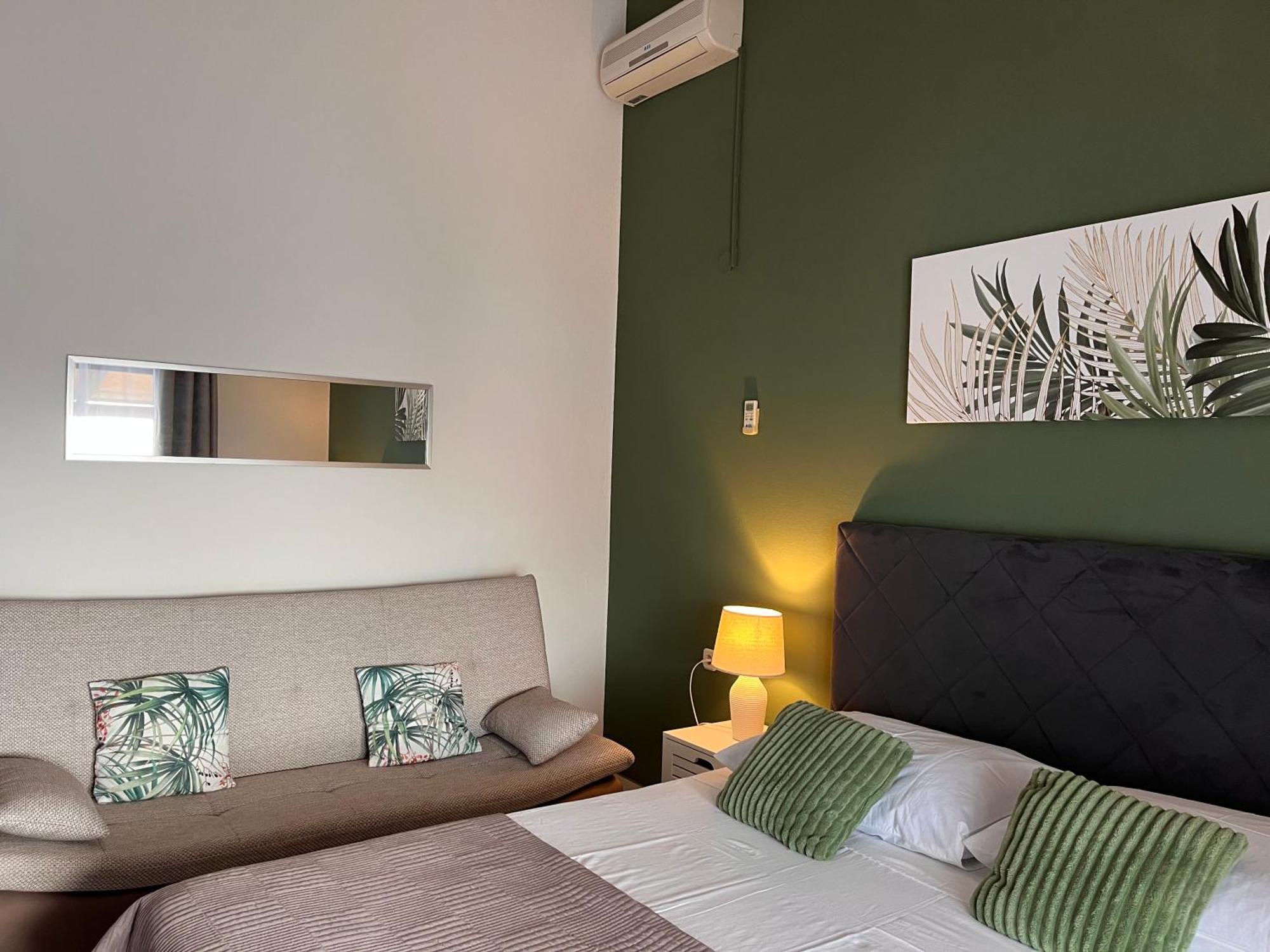 Apartments Villa Mirella 20 M From The Sea - Free Parking Trogir Exterior foto