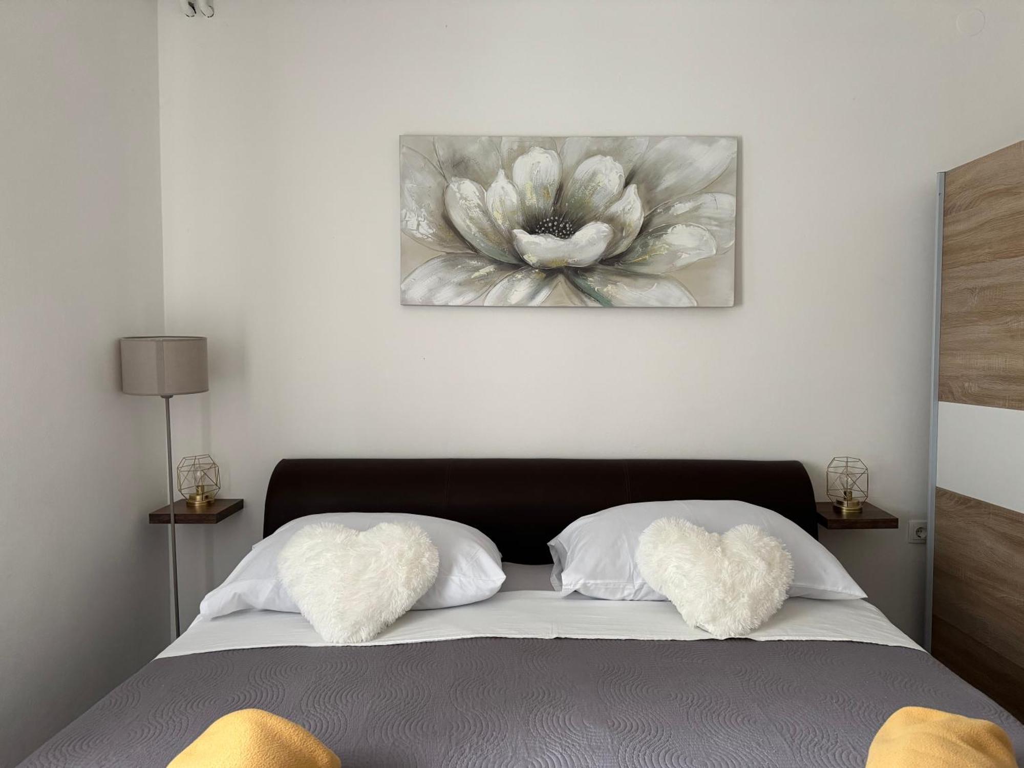 Apartments Villa Mirella 20 M From The Sea - Free Parking Trogir Exterior foto